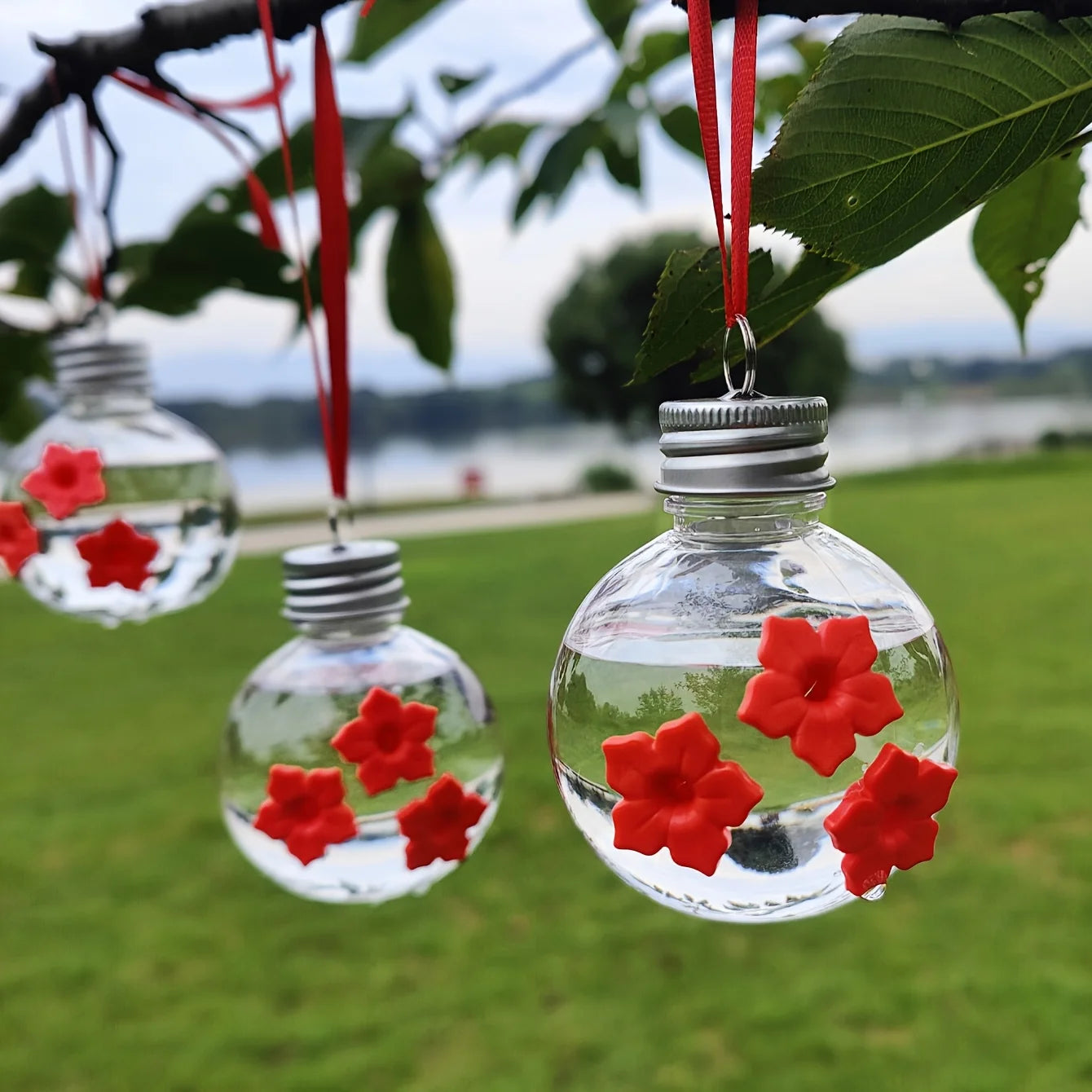 Kit 2 Bebedouros para Beija-Flor em Formato de Flor – Alimentador para Pássaros com 3 Saídas, Resistente e Decorativo